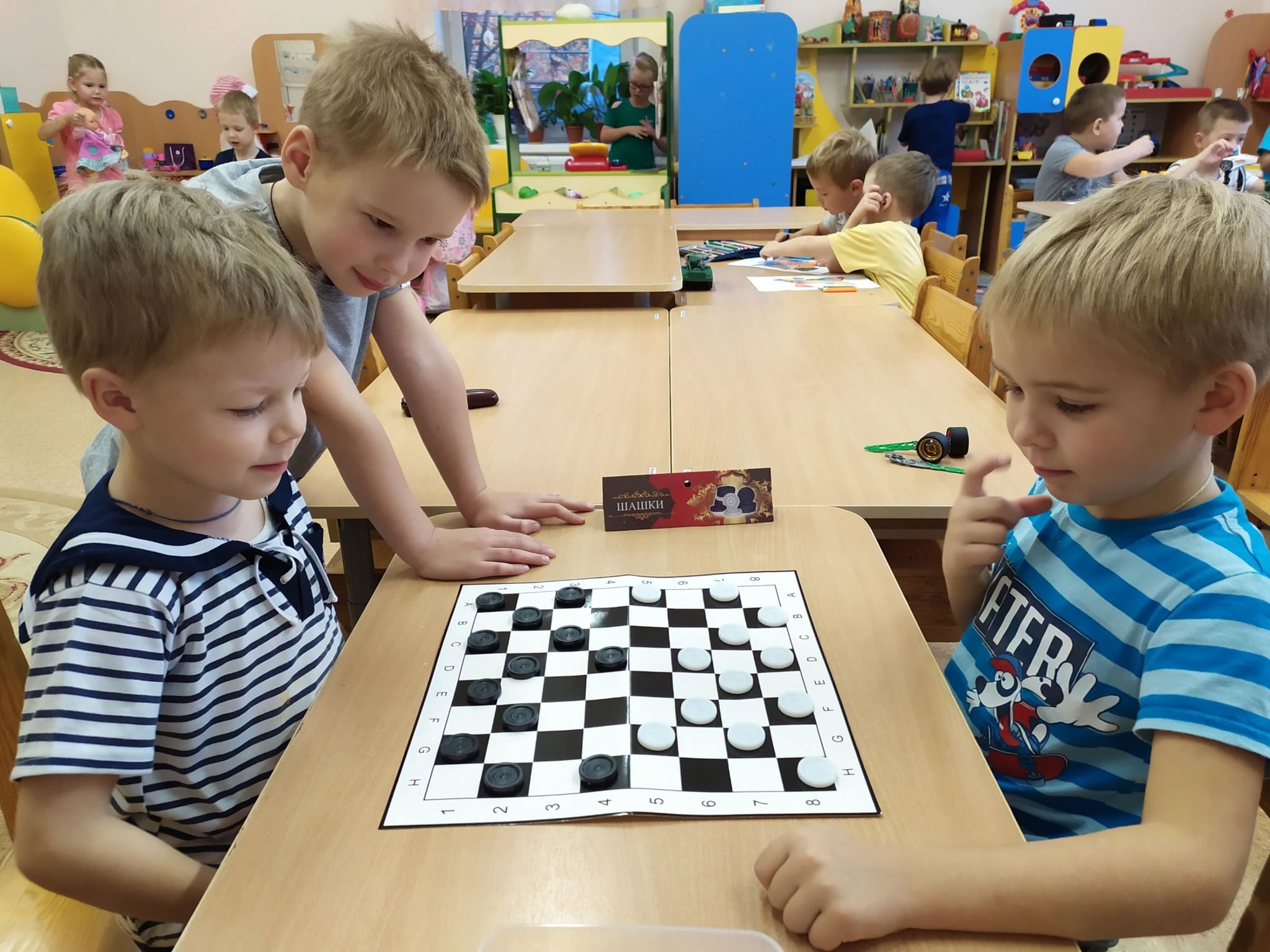 Ребята играли в шашки. Шашки в ДОУ. Дети играют в шашки. Турнир по шашкам в детском саду. Занятия для детей по шашкам.