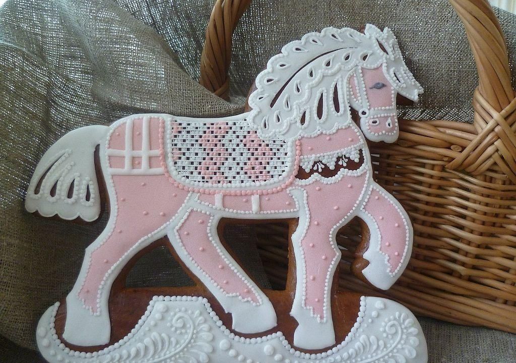 Пряник в виде коня с розовой гривой рисунок