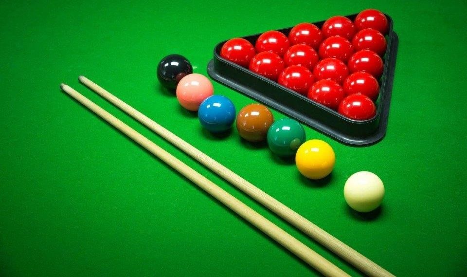 Разные бильярды. Бильярдные шары. Разные бильярды. Разные бильярды. Мужская фотосессия в бильярдной.