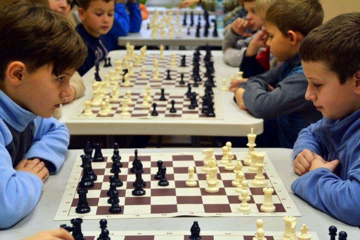Играть в шахматы в шахматном клубе