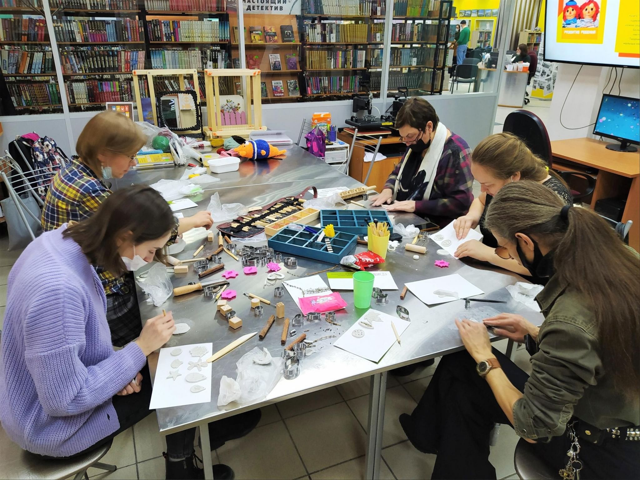 интерьер учебного класса. научная библиотека мгу имени м. тогу хабаровск внутри. интеллектуальный центр фундаментальная библиотека мгу. сафу архангельск внутри.