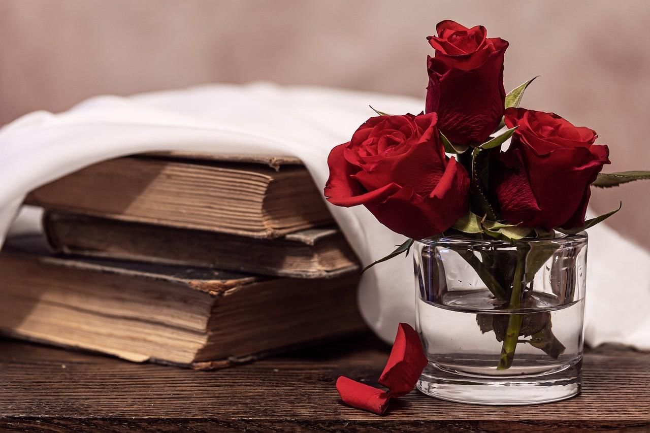 Книга розы. Цветы на столе. Книга цветы. Розы на столе
