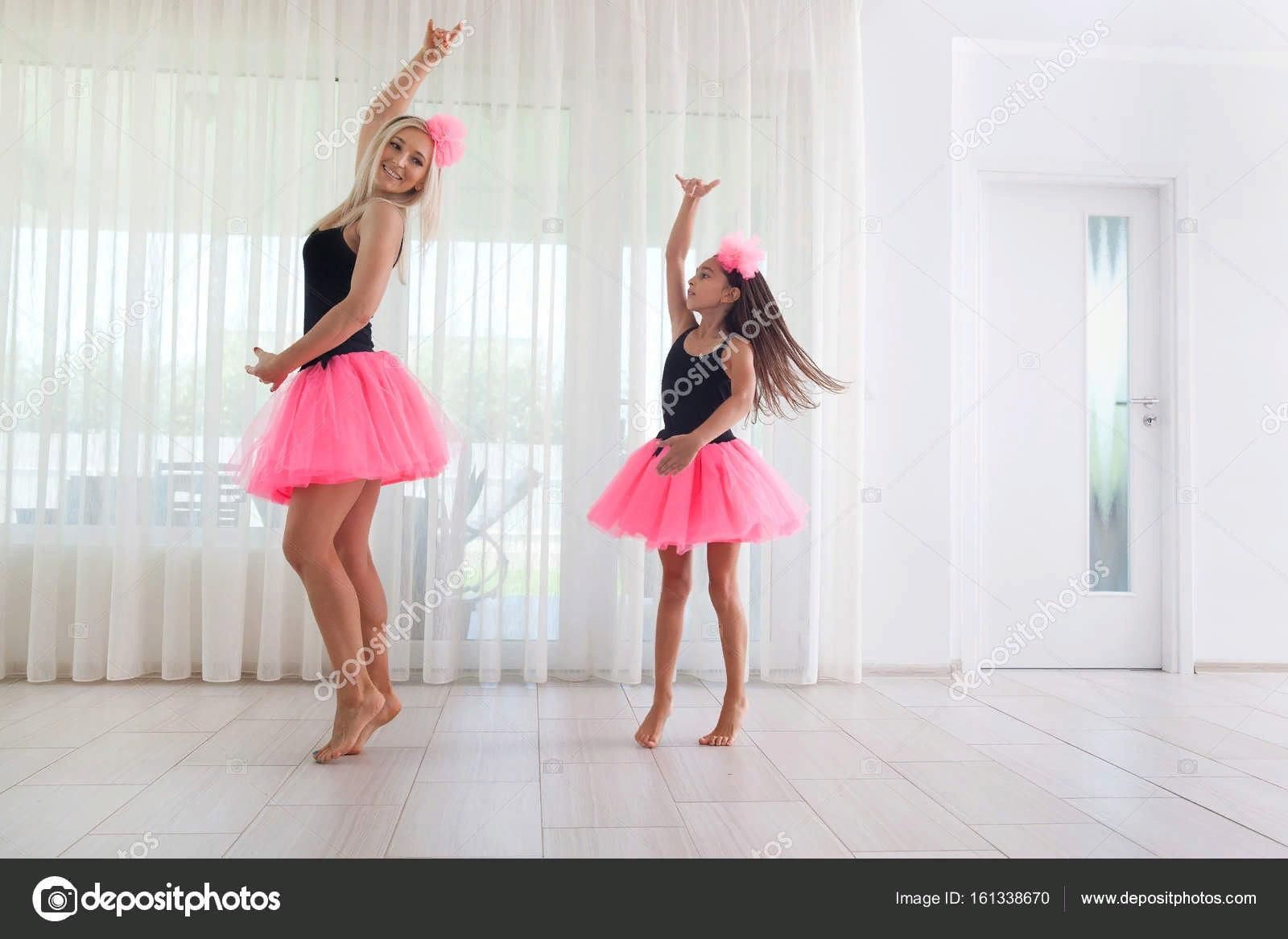 Танец мамы и дочери. Танец мамы с дочкой. Мама с дочкой танцуют. Фотосессия мама дочь в танцах. Мама с дочкой танцуют вместе.