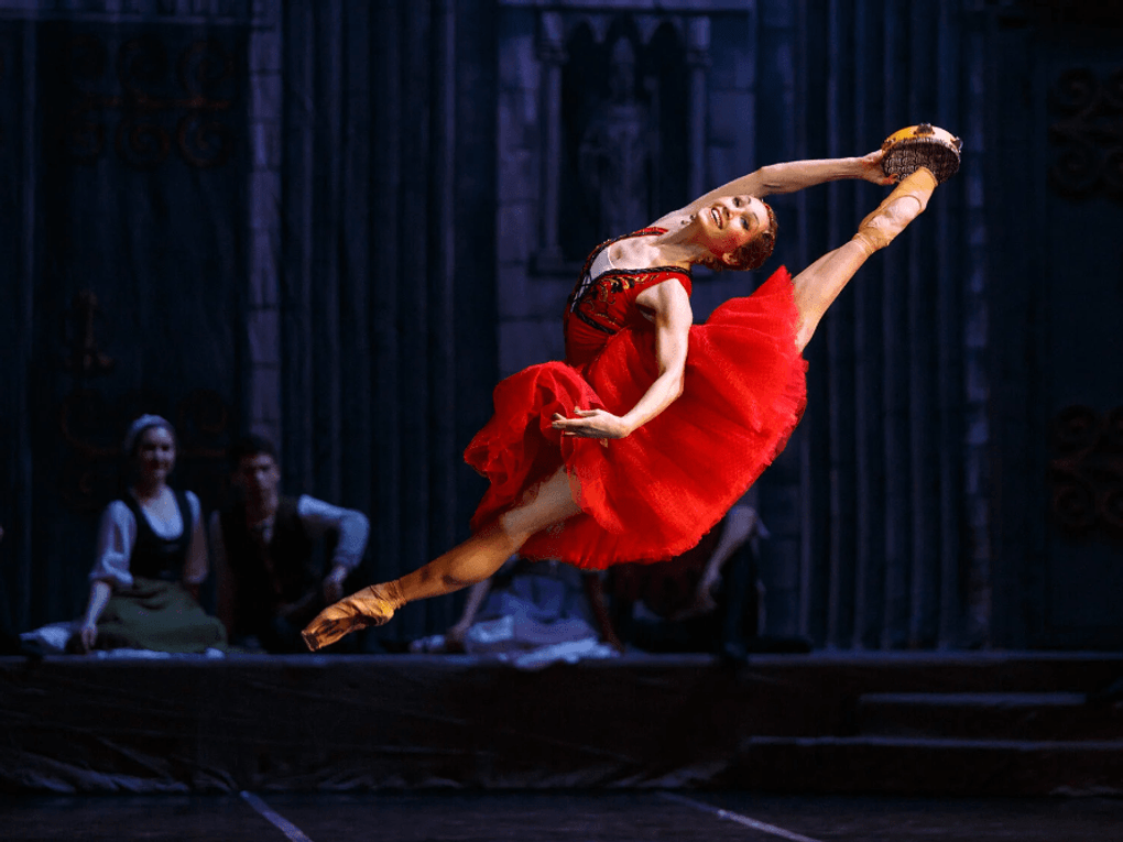 Сцена из балета Цезаря Пуни «Эсмеральда». Фотография: <a href="https://ballet-letom.ru/esmeralda" target="_blank" rel="noopener">ballet-letom.ru</a>
