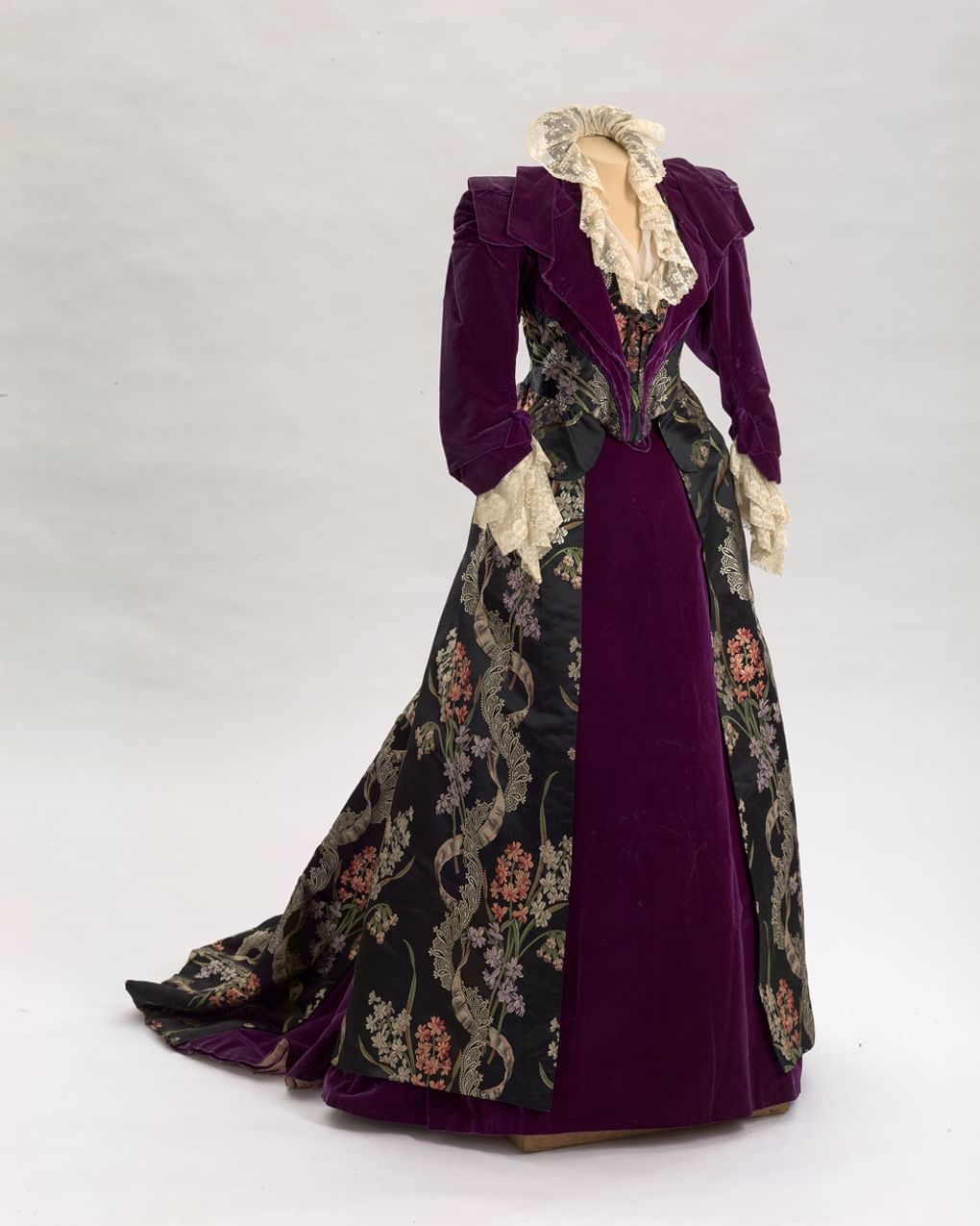 Платье (лиф и юбка) из лилового бархата, со шлейфом. XIX век. Государственный Эрмитаж, Санкт-Петербург