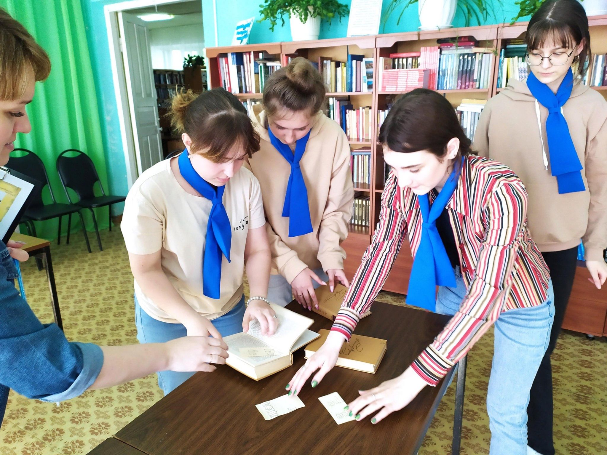 Настольная краеведческая игра. Названия краеведческих квестов. Краеведческие игры на улице название. Квест в библиотеке. Краеведческие игры в библиотеке.