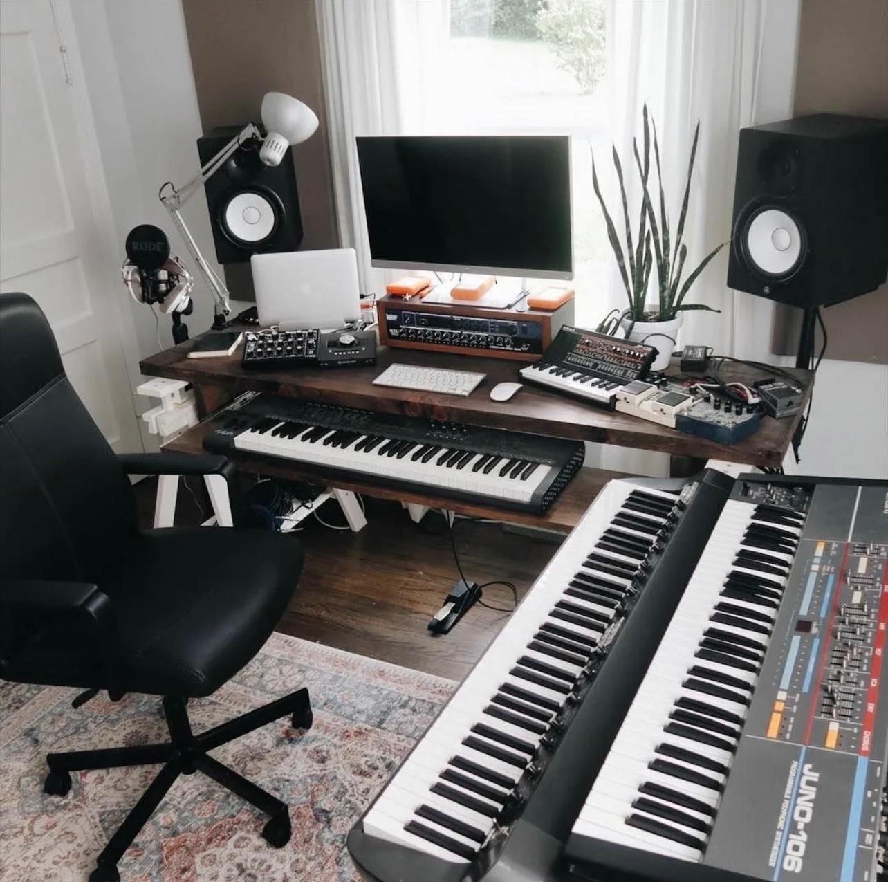 Home studio. Домашняя студия звукозаписи. Комната студия звукозаписи. Домашние музыкальные студии. Комната музыкальная студия.