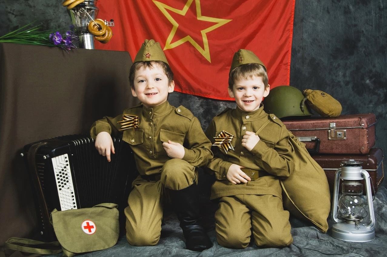 Мальчик к дню победы. Защитники Отечества. Военная тематика для детей. Фотосессия день Победы. Военный с ребенком.