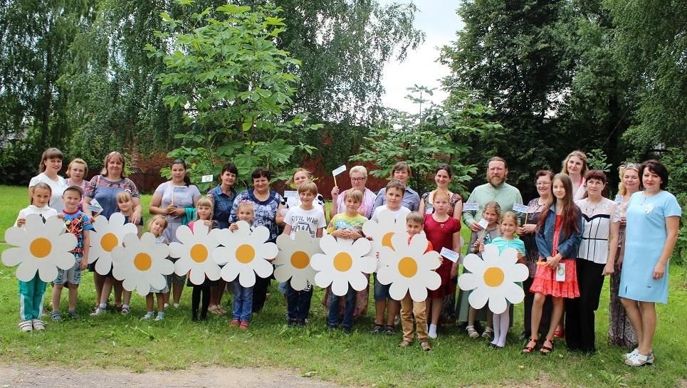 День семьи в лагере. Мероприятия ко Дню семьи. Фотозона ко Дню семьи любви и верности в ДОУ. Интересные мероприятия. Ромашка для мероприятия.