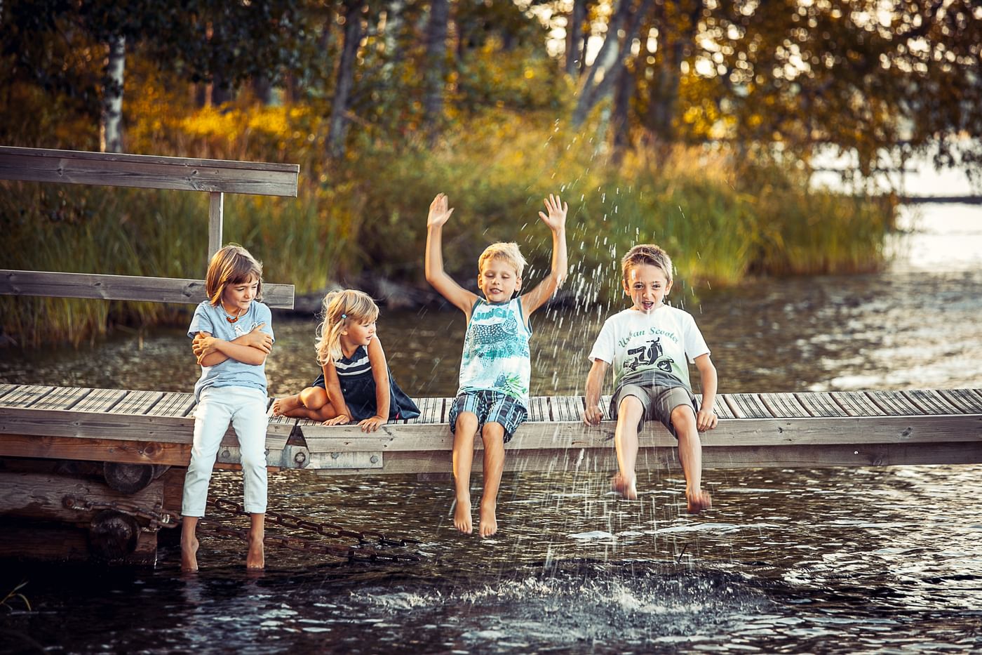 Каникулы на речке. Дети и природа. Лето дети. Дети на берегу реки. Лето в деревне дети.