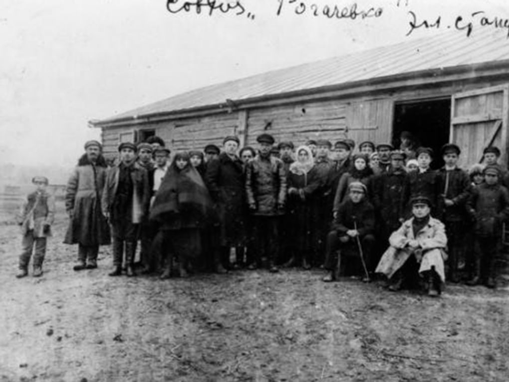 Писатель Андрей Платонов (в центре) на фоне электростанции в селе Рогачевка Воронежской губернии. 1924 год. Фотография: Воронежский областной краеведческий музей, Воронеж