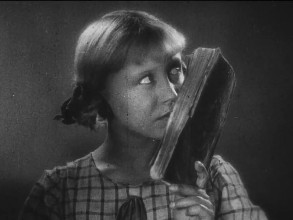 Кадр из художественного фильма Антонины Кудрявцевой «Разбудите Леночку» («Пять минут») (1934)