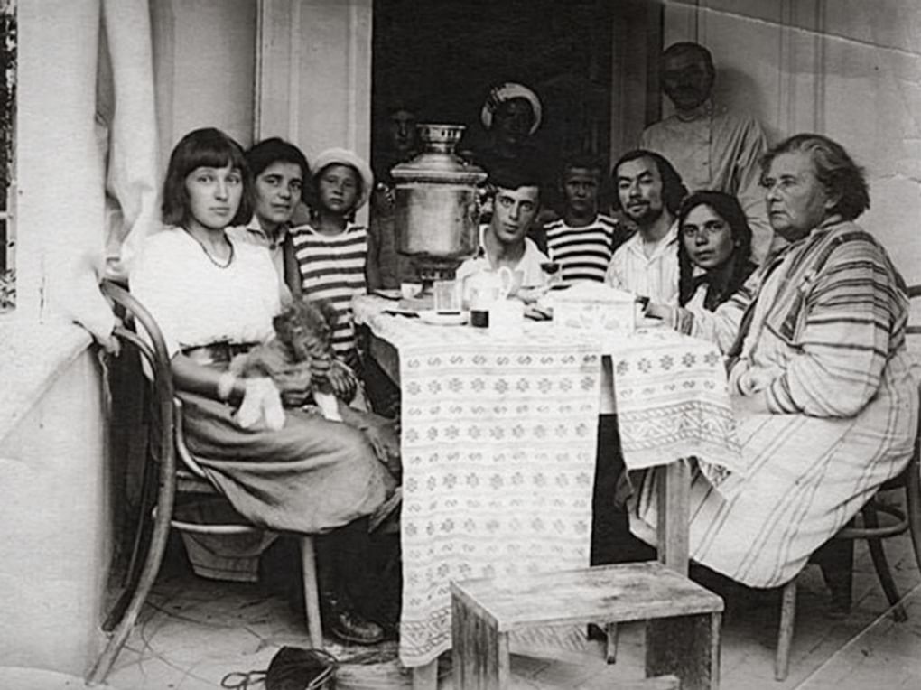 Марина Цветаева (крайняя слева) в доме Максимилиана Волошина. 1913. Коктебель, Республика Крым. Фотография: crimea.mk.ru