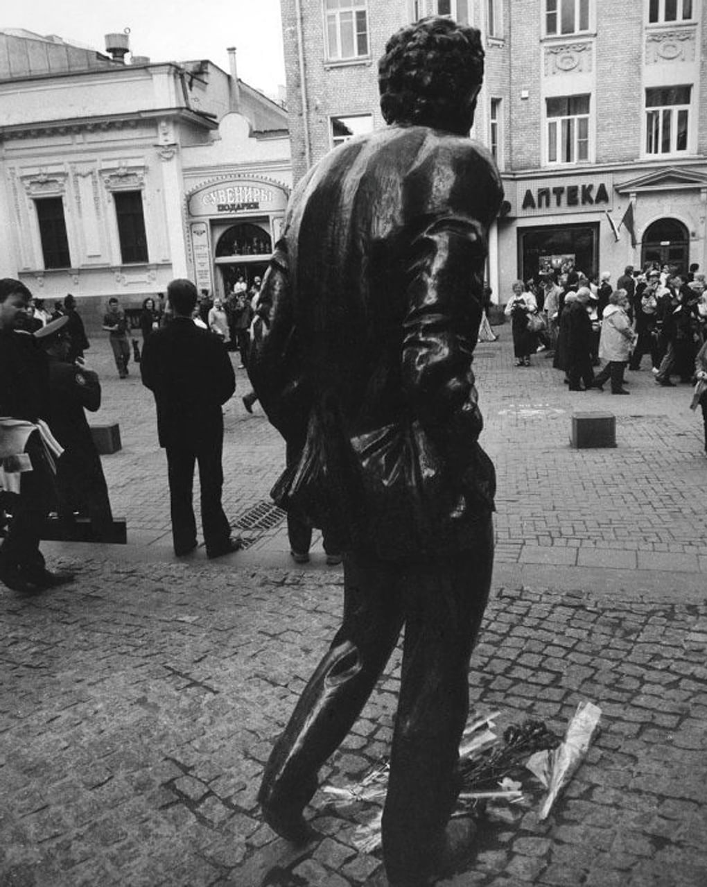 Памятник Булату Окуджаве на Арбате. Москва. 2002 год. Скульптор Георгий Франгулян. Фотография: Владимир Сергиенко / Мультимедиа Арт Музей, Москва