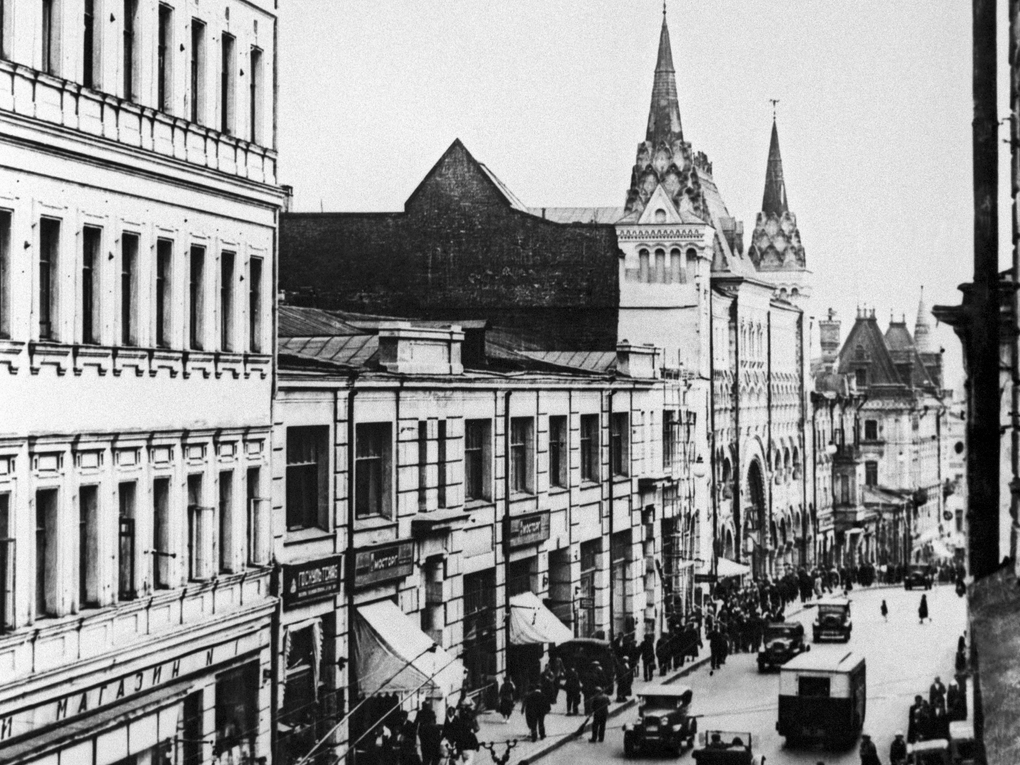 Слева направо: бывшая гостиница «Дрезден», перестроенный дворец князя Матвея Гагарина и бывшее доходное конторско-гостиничное здание Саввинского подворья на Тверской улице до ее реконструкции. Москва, 1930–1932 годы. Фотография: ТАСС