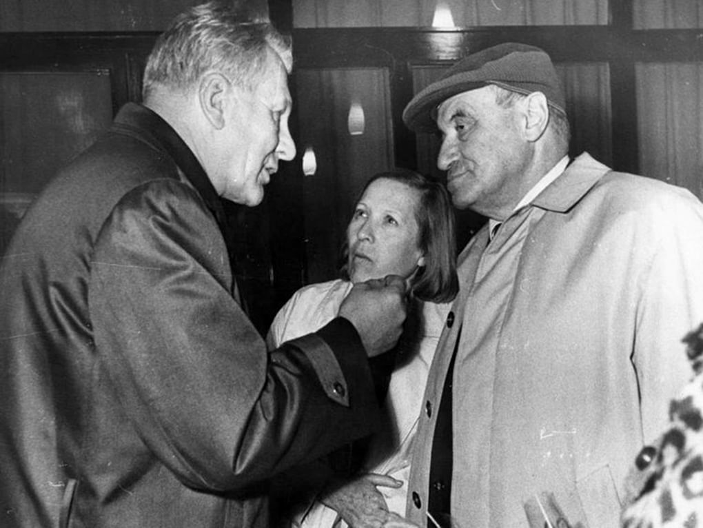 Писатель Сергей Смирнов (слева) и Валентин Катаев с супругой Эстер. 1970-е годы. Фотография Павла Маныча. Мультимедиа Арт Музей, Москва