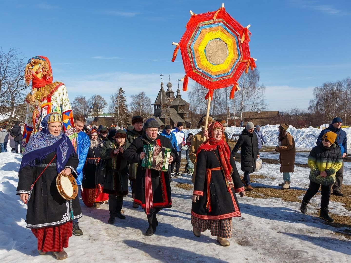 Праздник в суздале. Масленица в Суздале. Широкая Масленица. Символы Масленицы. Ряженые на Масленицу.