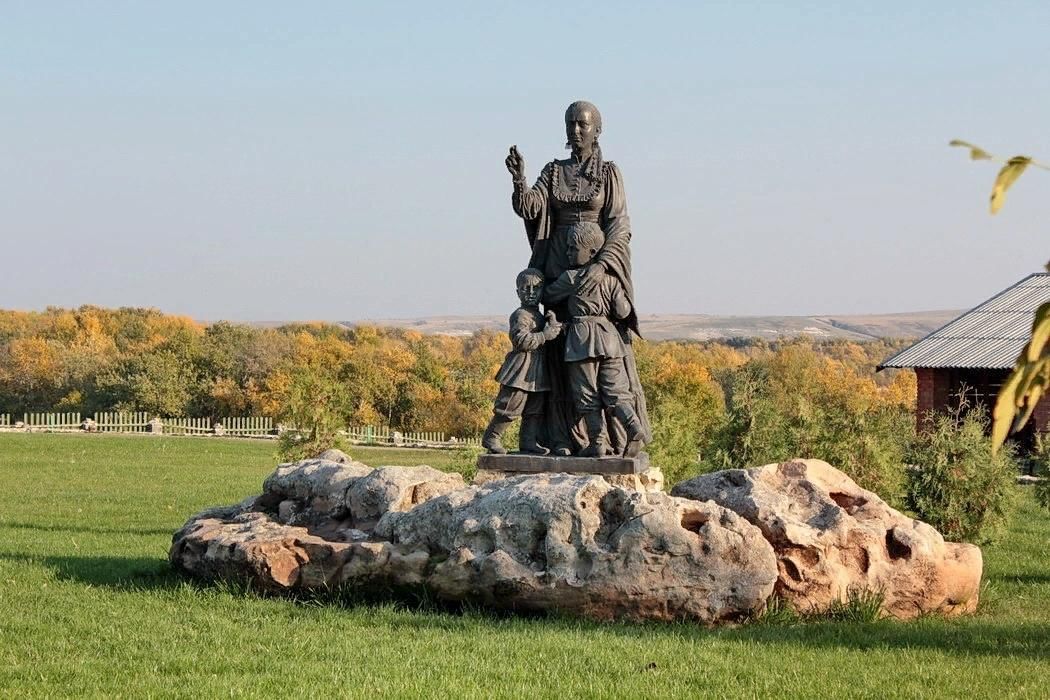 День матери казачки. Памятник матери-Казачке в станице Еланская Ростовская область. Памятник матери Казачке в Ростовской области. Станица Еланская памятник матери Казачке. Станица Вешенская Хутор татарский.