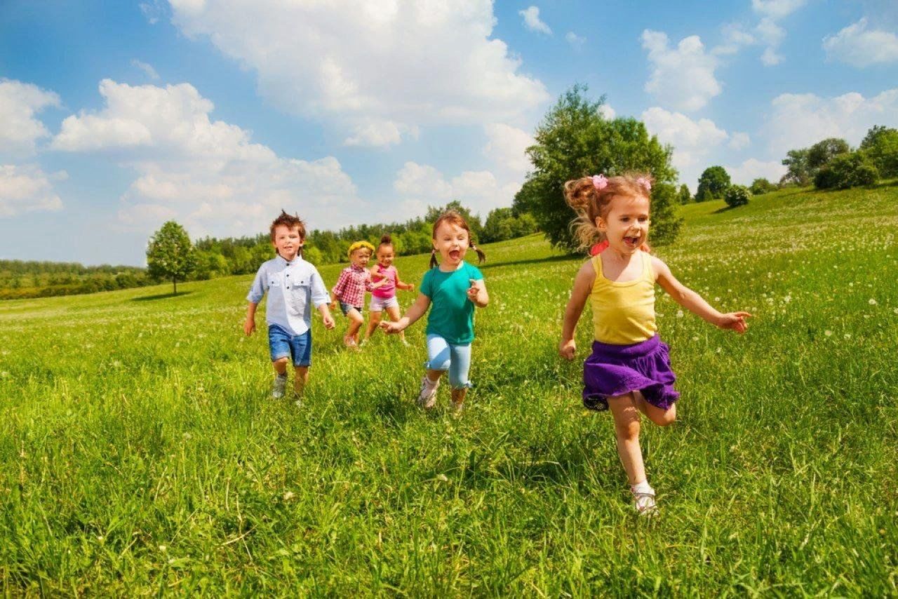 Фото веселых детей на природе