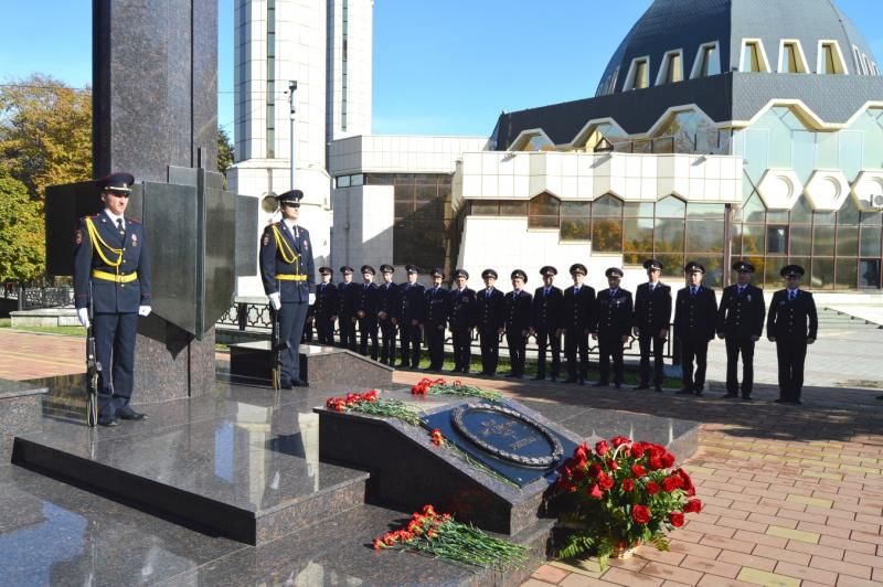 На 14 дней в нальчике. Памятник погибшим сотрудникам Нальчик. Сквер милиции Нальчик. 13 Октября Нальчик день памяти. День памяти погибшим сотрудникам в Нальчике.