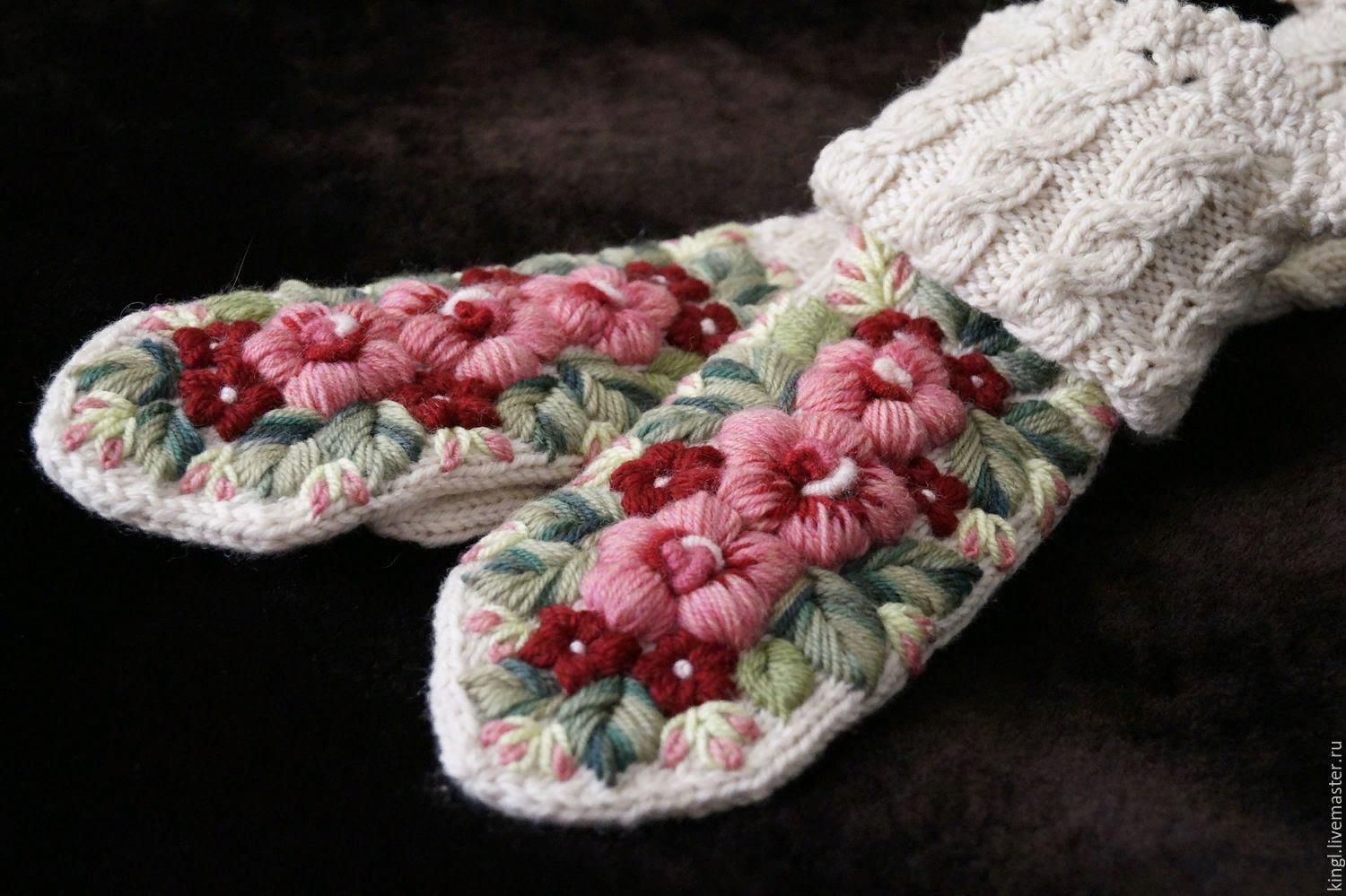 Вязаные носки с вышивкой ручной работы