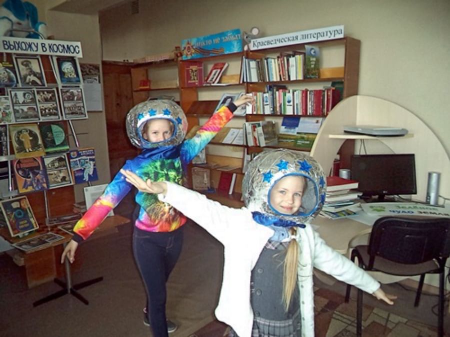 День космонавтики в библиотеке мероприятия для детей. День космонавтики в библиотеке. День космонавтики мероприятия в библиотеке. Выставка ко Дню космонавтики в школе. Мероприятие о космосе в библиотеке.