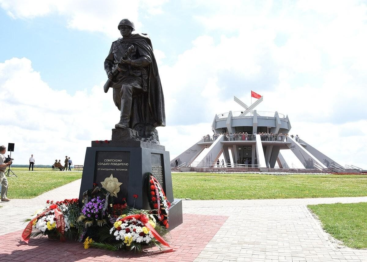 Мемориальный комплекс Тепловские высоты Курск. Мемориальный комплекс «Курская дуга». Мемориал Курская дуга в Курске. Курская битва памятники в Курске.