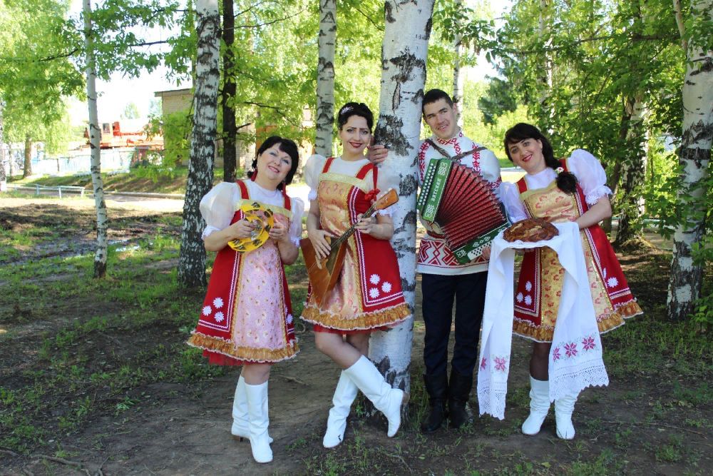 Песни поверил на русском. Верх-Уймон ансамбль Веселинка праздники фото.