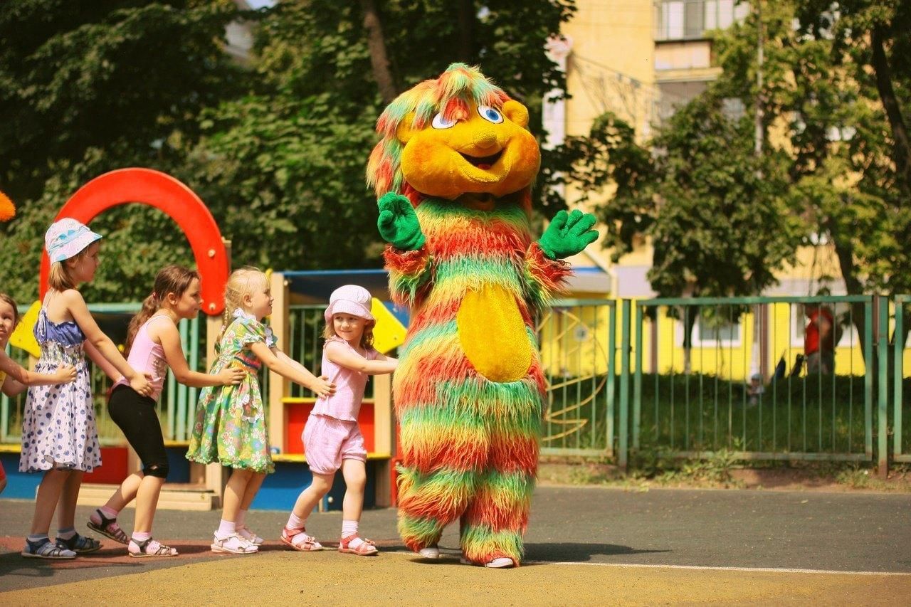 Парк сказка день рождения. Детский парк сказка Липецк. Аниматоры в парке. Детский праздник на улице. Детские праздники в парке.