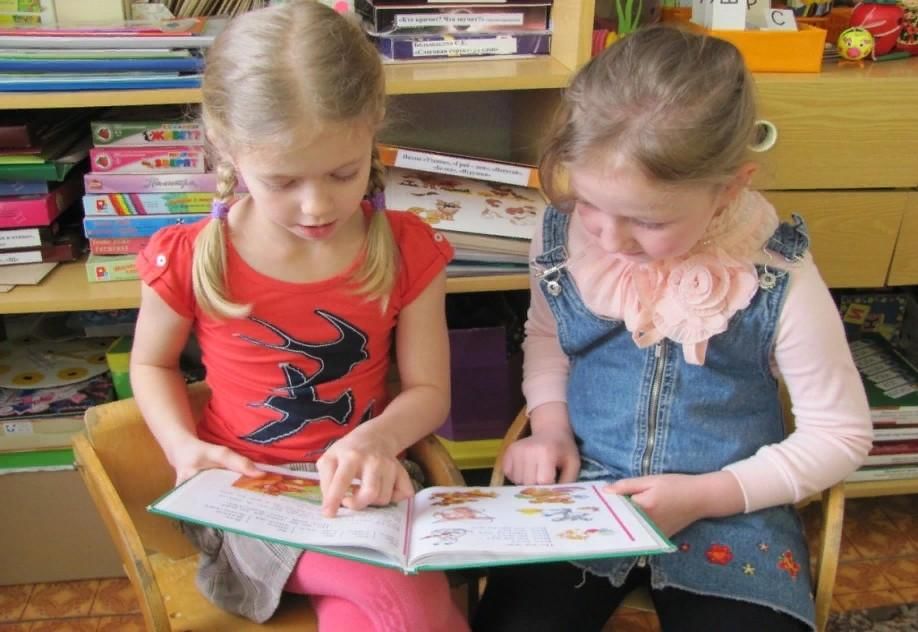 Развитие речи в подготовительной группе снегурочка чтение. Чтение книг в детском саду. Старшие дошкольники в группе. Дети дошкольного возраста. Занятие по речевому развитию в группе.