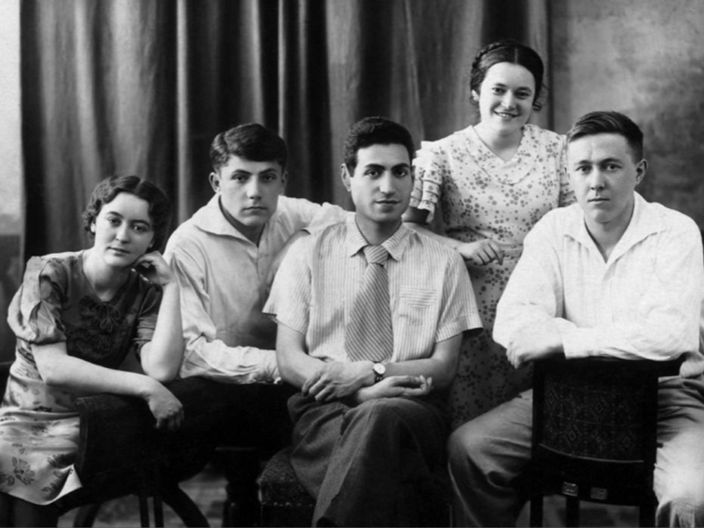 Окончание университета. Слева направо: Наталья Решетовская, Николай Виткевич, Кирилл Симонян, Лидия Ежерец, Александр Солженицын. 31 мая 1941. Фотография: solzhenitsyn.ru 
