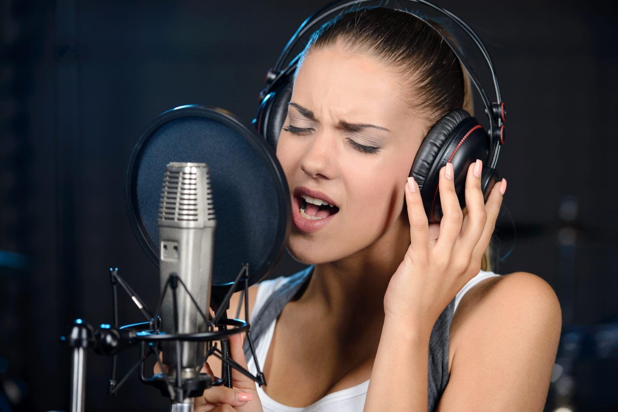 Песни петь ру. Девушка поет. Девушка поет в студии. Девушка с микрофоном. Женский вокал.