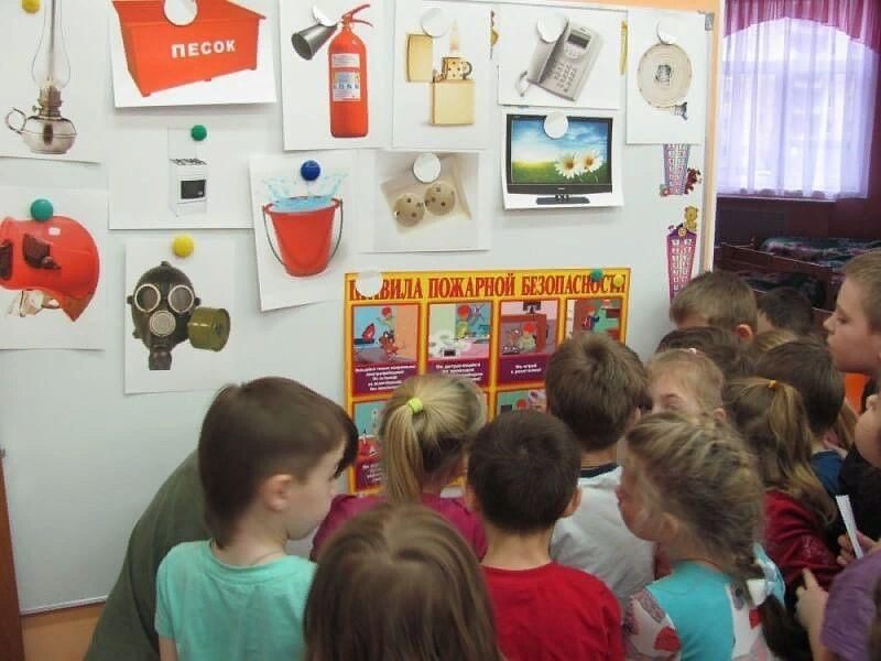 Мероприятие в старшей группе. Занятие по пожарной безопасности. Занятия в детсаду по пожарной безопасности. Мероприятия по пожарной безопасности в библиотеке для детей. Мероприятия с детьми по пожарной безопасности в детском саду.