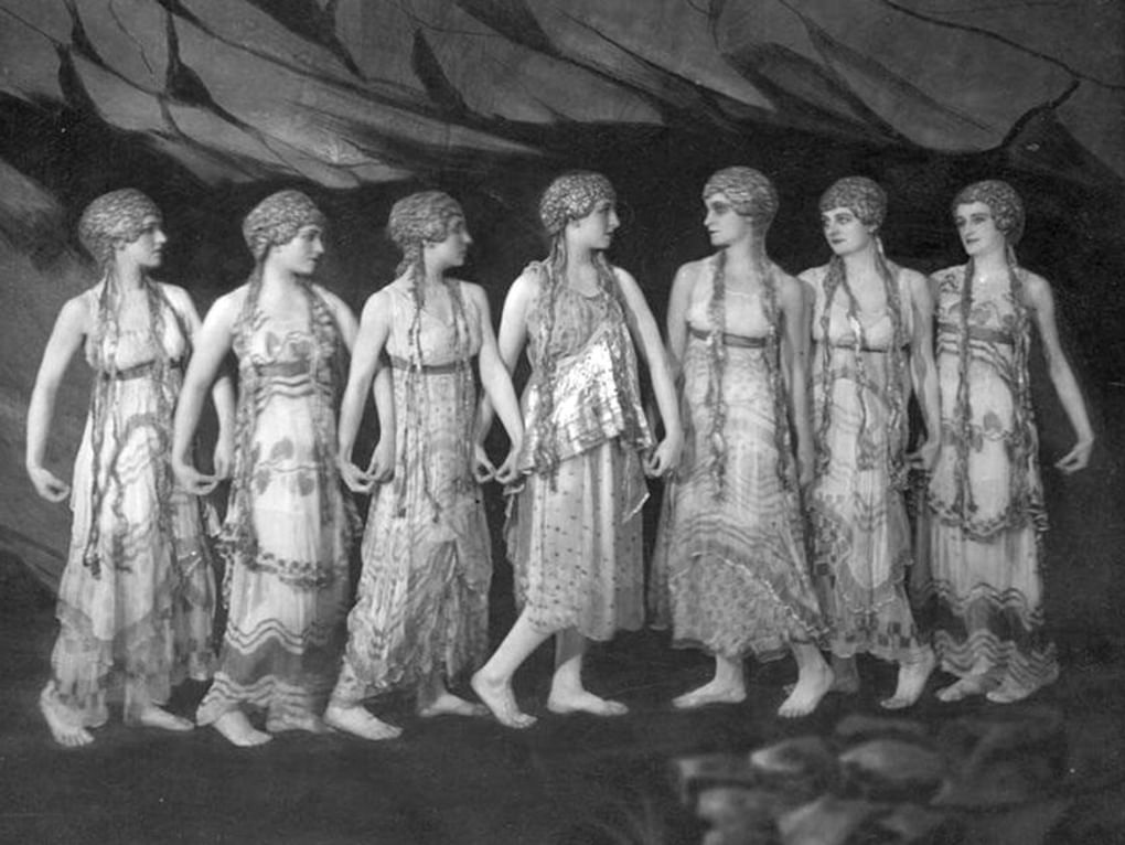 Сцена из балета «Послеполуденный отдых фавна». 1912–1915 годы. Фотография: Санкт-Петербургский государственный музей театрального и музыкального искусства¸ Санкт-Петербург