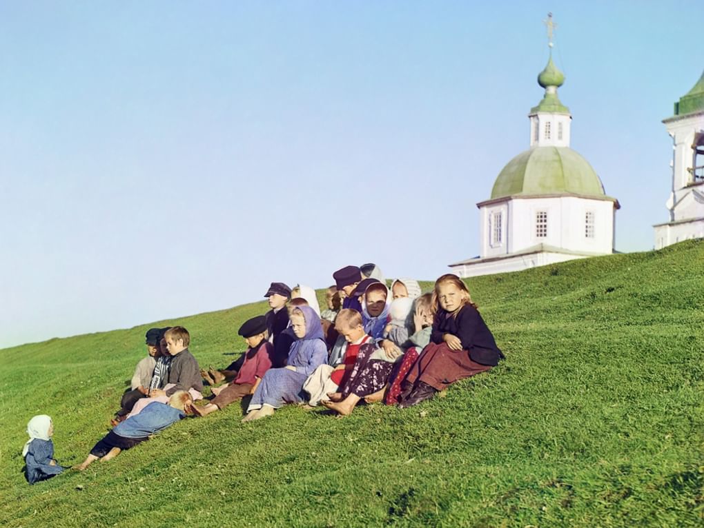 Группа детей. Белозерск, Вологодская область, 1909 год. Фотография: Сергей Прокудин-Горский / Библиотека Конгресса США, Вашингтон, США / <a href="http://www.prokudin-gorskiy.ru/" target="_blank">prokudin-gorskiy.ru</a>