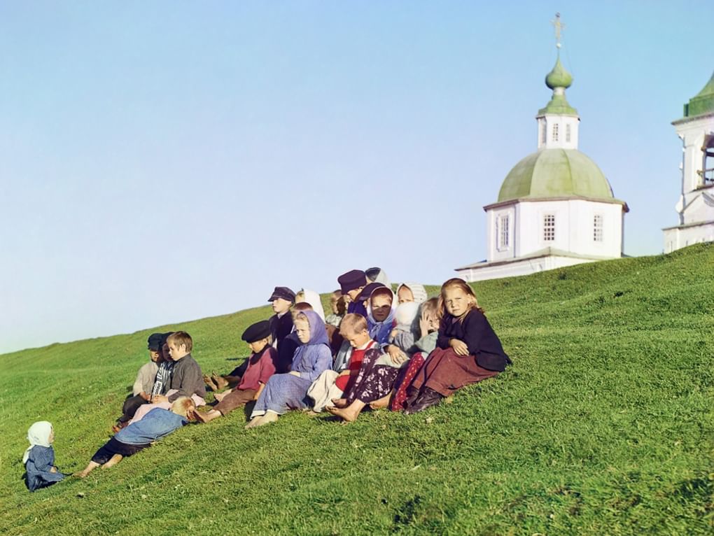 Группа детей. Белозерск, Вологодская область, 1909 год. Фотография: Сергей Прокудин-Горский / Библиотека Конгресса США, Вашингтон, США / <a href="http://www.prokudin-gorskiy.ru/" target="_blank">prokudin-gorskiy.ru</a>