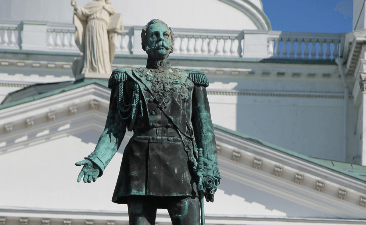 Второй памятник. Памятник Александру II (Хельсинки). Памятник Александру в Хельсинки. Памятник Александру второму в Хельсинки. Памятник царю в Хельсинки.