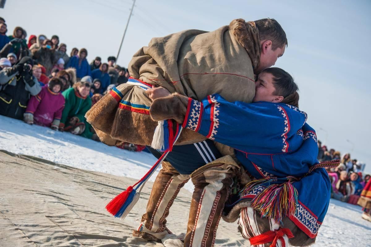 Обряд народов севера. Ненцы день оленевода. День оленевода Ханты манси. Праздник оленевода у ненцев. Национальная борьба Ханты манси.