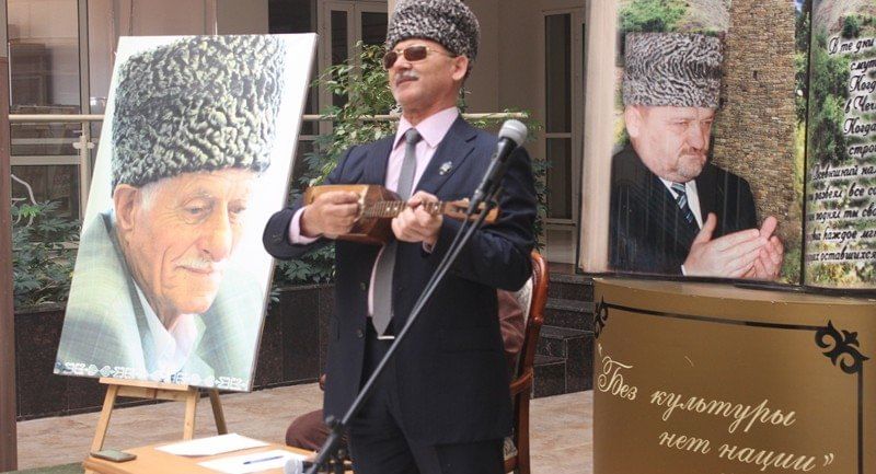 Долгие ночи айдамиров. Абузар Абдулхакимович Айдамиров. Абузар Абдулхакимович Айдамиров чеченские поэты. Айдамиров Абузар Ненан мотт. Айдамиров Абузар биография на чеченском языке.