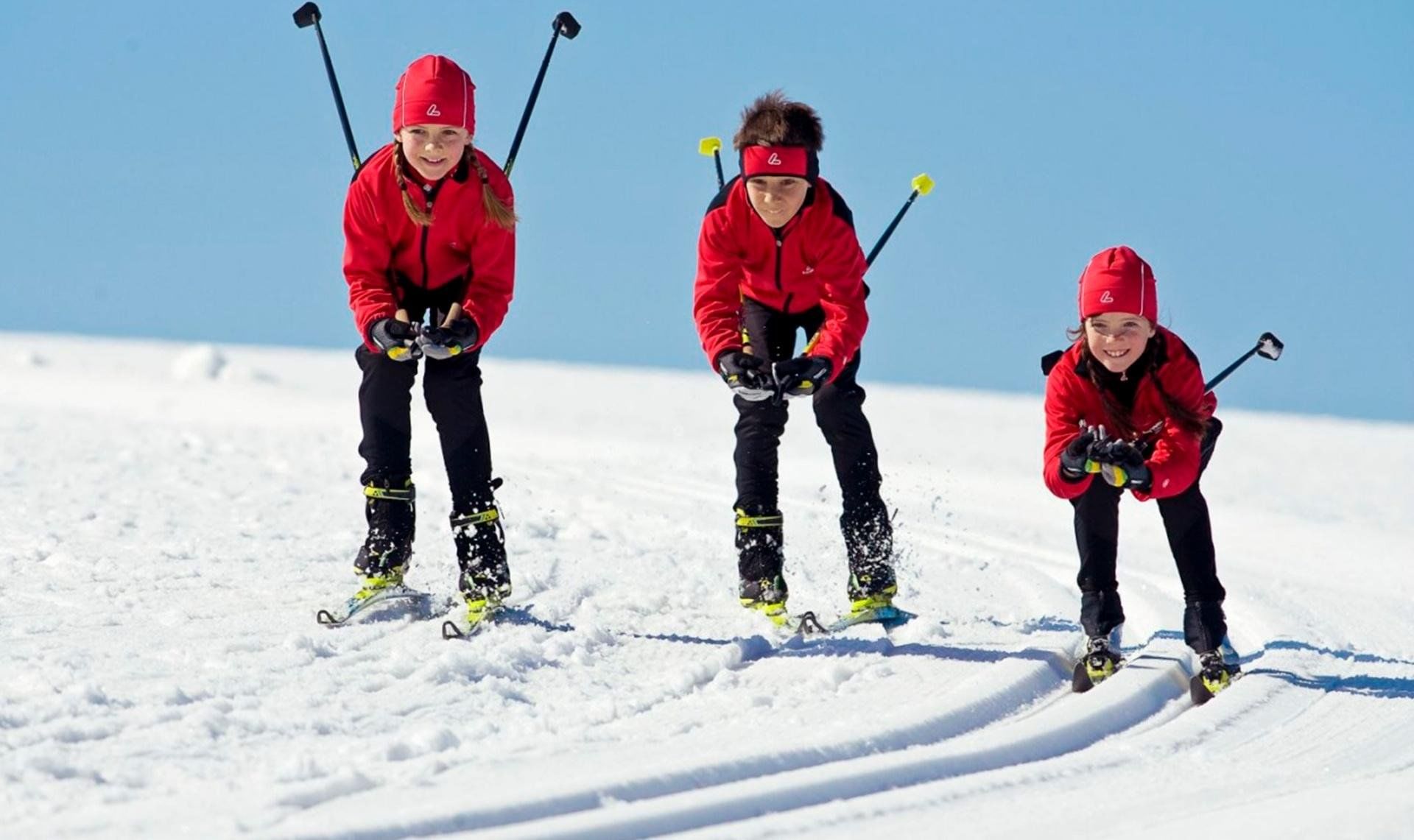 Зимние занятия спортом. Лыжный спорт дети. Дети на беговых лыжах. Лыжные гонки дети. Детский лыжный спорт.
