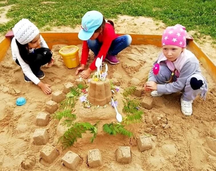 Где используется песок. Песочные постройки в детском саду. Песочные замки в детском саду. Песочные фантазии. Песочный замок.