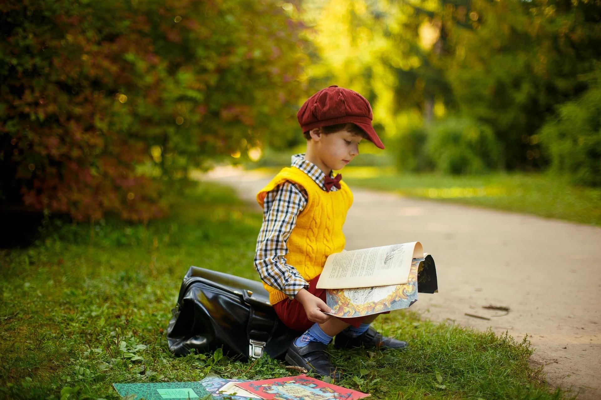 Мальчик с книгами фото