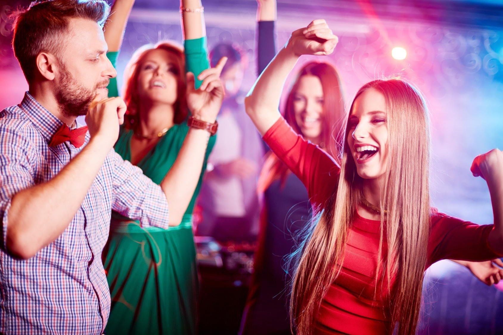 Включи на станции вечеринка. Дискотека для молодежи. Вечеринка в клубе. Люди танцуют. Люди на дискотеке.
