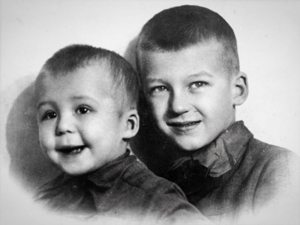 Андрей Битов (слева) в детстве со старшим братом Олегом перед войной. Иллюстрация из книги Анны Бердичевской «Битов, или Новые сведения о человеке» из серии «Гений места. Проза про писателей». Москва: Издательство «Эксмо», 2020