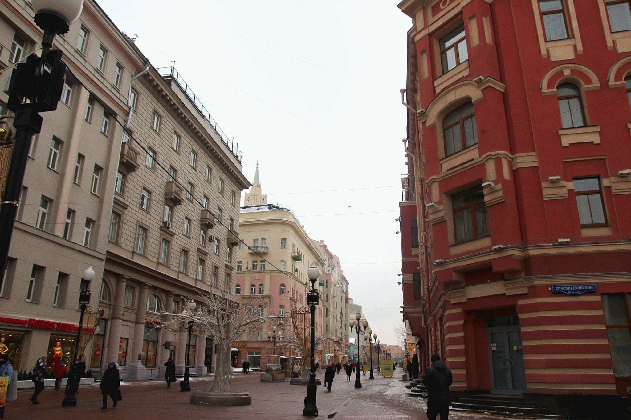 Экскурсия улицами. Арбат Москва. Новый Арбат, Москва. Дом Окуджавы на Арбате. Арбат новый год.