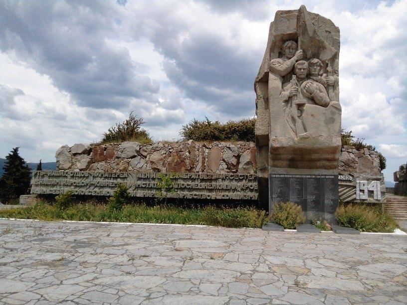 Алушта крым партизанская. Памятники партизанам в Крыму. Памятник партизанам Крыма в Алуште. Памятник партизанам Бахчисарай. 1941-1944 Алушта памятник партизанам.