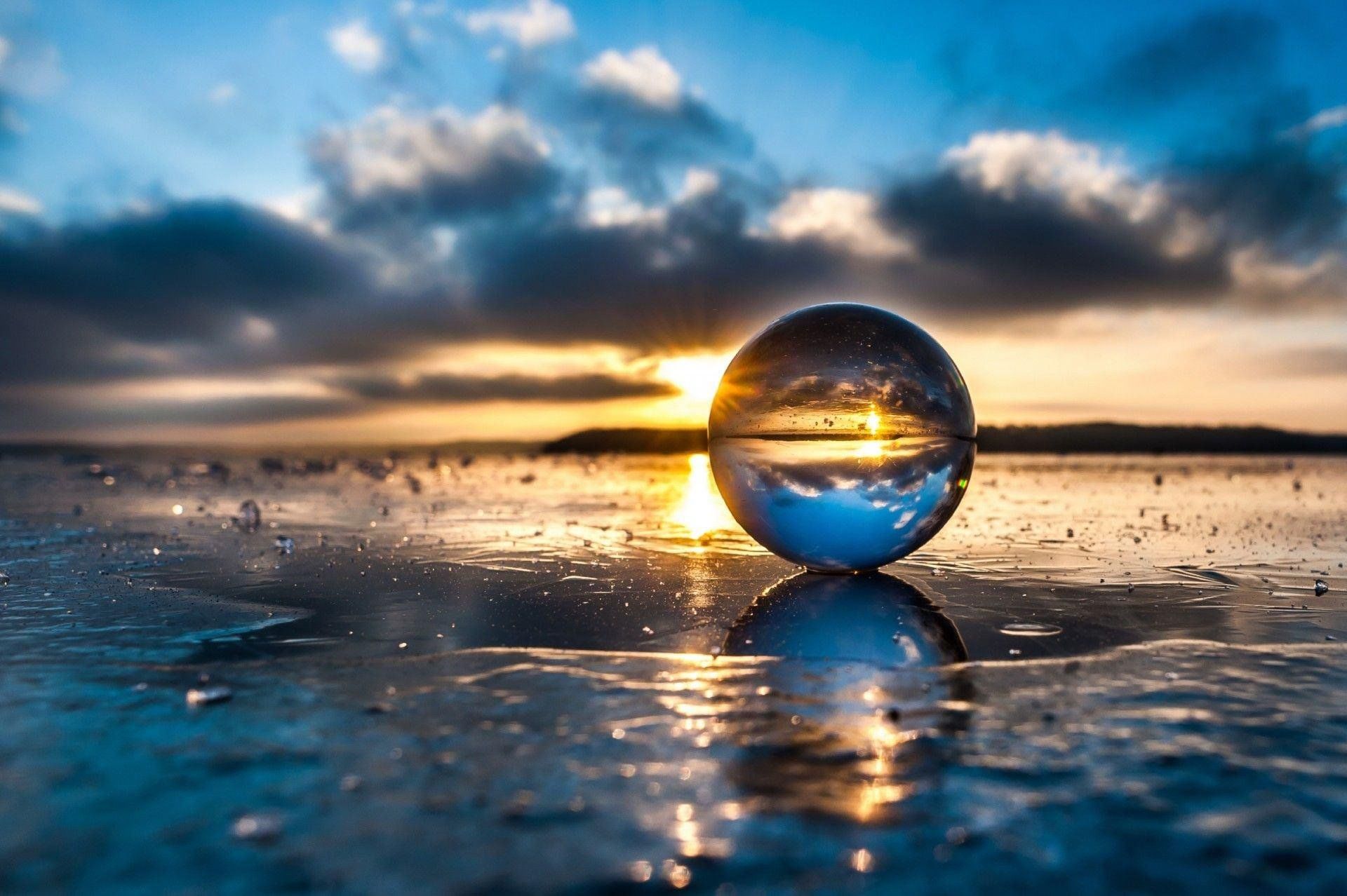 Стеклянный шар на берегу моря