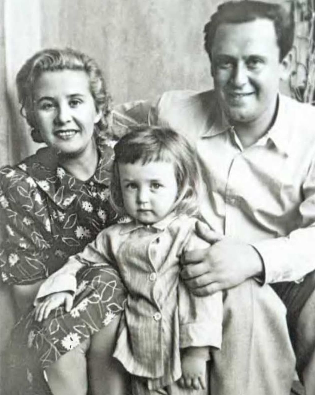 Борис Ливанов с женой Евгенией и сыном Василием. Фотография: 24smi.org