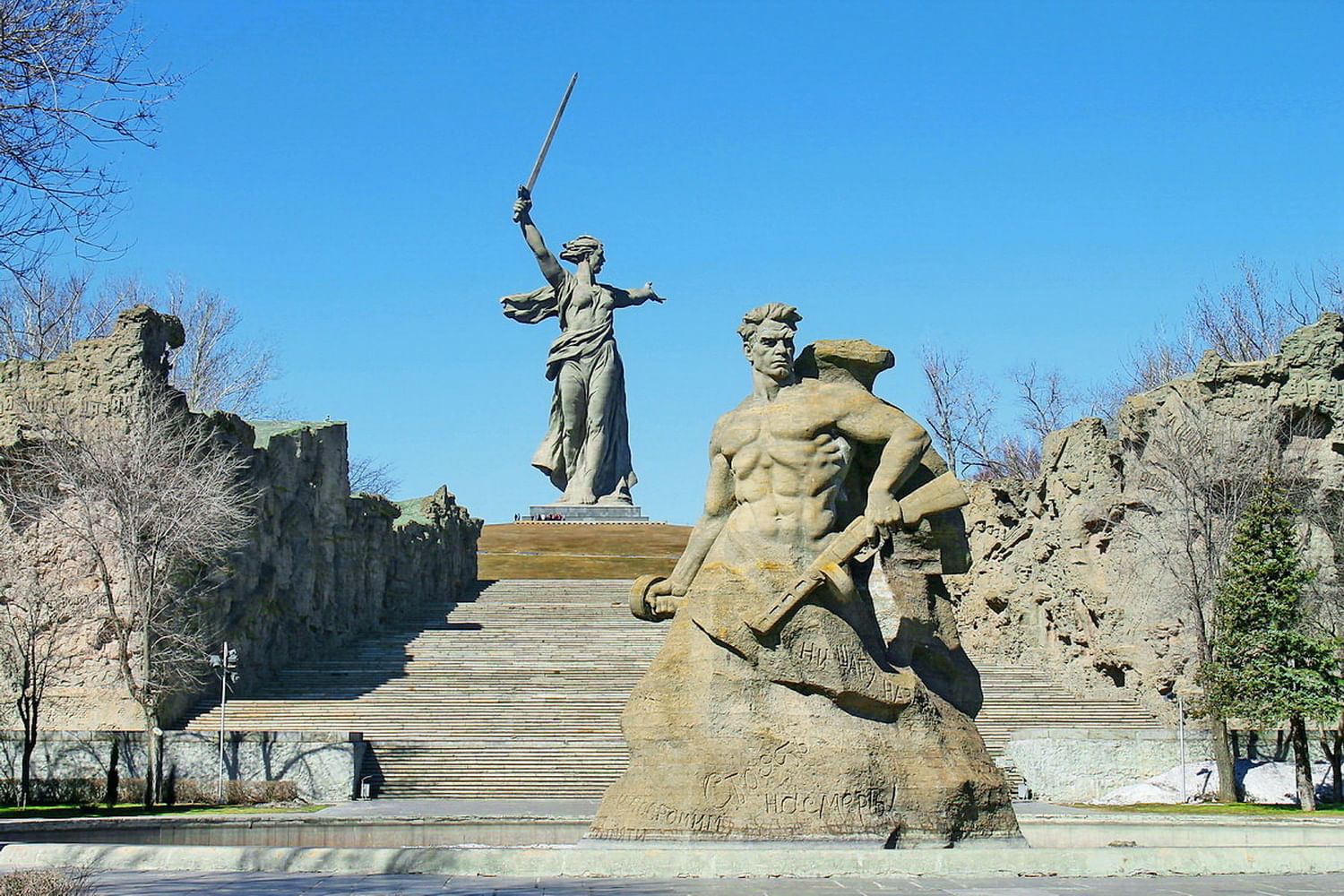 Памятник сталинградской битве в волгограде. Мемориальный комплекс Мамаев Курган. Мемориальный комплекс в Волгограде героям Сталинградской битвы. Мемориал комплекс Мамаев Курган. Сталинградская битва памятники Мамаев Курган.