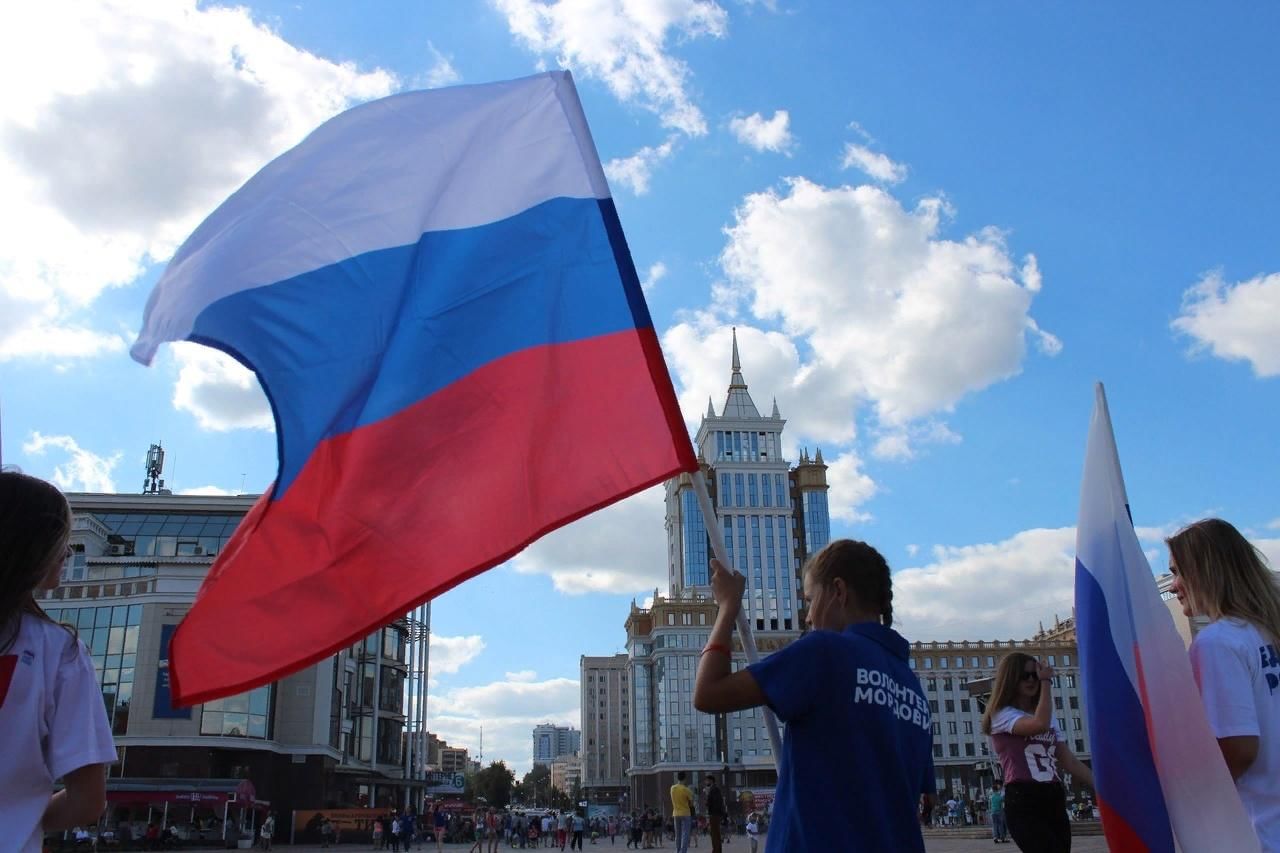 Когда в москве подняли трехцветный флаг. Государственный флаг России. С праздником государственного флага Российской Федерации. День российского флага в 2021 22 августа.